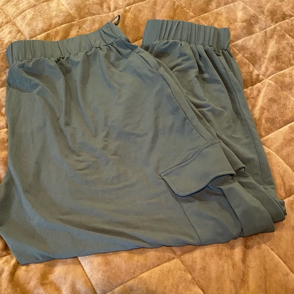 Cute stylish joggers!!! Medium Petite!! Never worn!! - Picture 1 of 3